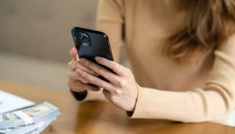 Woman holding a cellphone